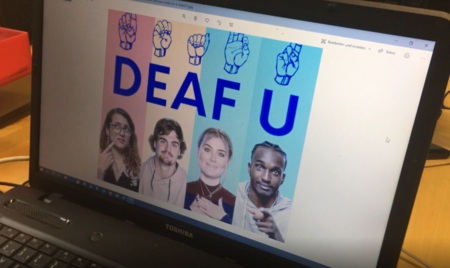 Laptop zeigt ein Bild mit Namen und Darsteller_innen der Serie "Deaf U"