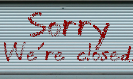 Rollbalken mit Schriftzug "Sorry we are closed"