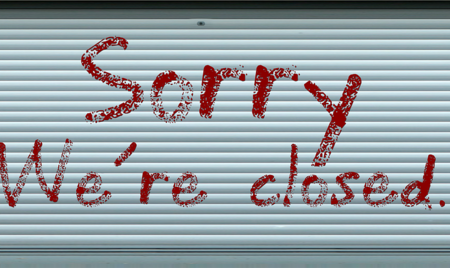 Rolladen mit Schriftzug "Sorry we are closed"