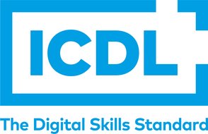Logo des Internationalen Computerführerscheins: Die Buchstaben "ICDL" in hellblau stehen in einem hellblauen Rechteck. Unter dem Rechteck steht in der selben Farbe "The Digital Skills Standard". Hintergrundfarbe ist weiß.farbe 