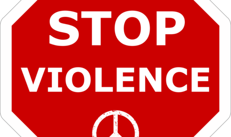 Stoppschild mit Aufschrift "Stop violence"