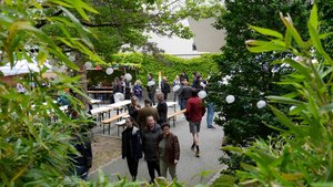 Blick von oben in den begrünten Hof mit Besuchern