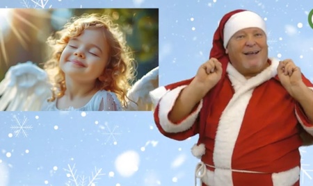 Mann im Weihnachtsmannkostüm vor hellbauem Hintergrund mit Schneeflocken. Bild eines kleinen Kindes als Engel verkleidet ist eingeblendet.