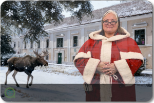 Frau in einem Weihnachtsmann-Kostüm steht vor dem verschneiten equalizent-Haus. Neben ihr steht ein Elch. Dieses Bild wurde mit KI generiert.