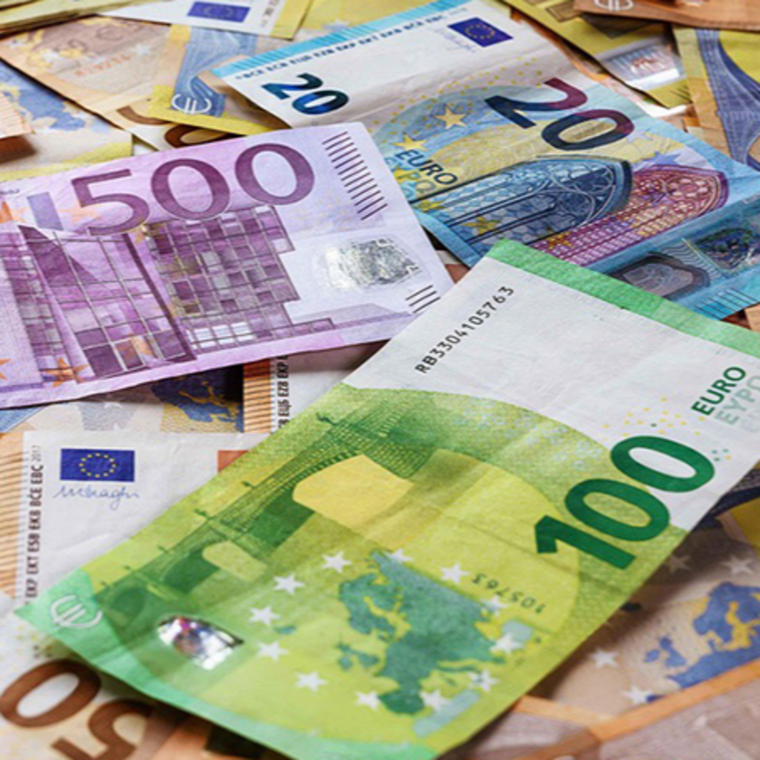 Mehrere Euro-Geldscheine liegen durcheinander auf einem Tisch.