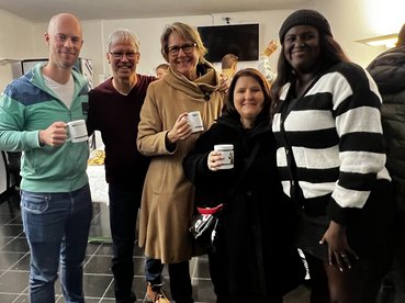 Vier Personen stehen nebeneinander und lächeln in die Kamera: Drei Trainer*innen des equalizent sowie  Elisabeth Flack vom Sozialministeriumservice und Marietta Adlbrecht