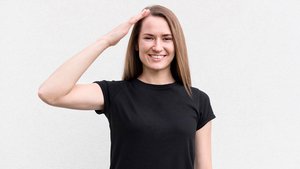 Frau gebärdet "Wissen"