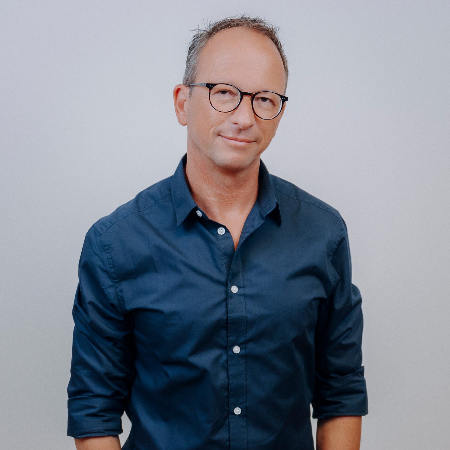 [Translate to English:] Portraitfoto von Christoph Salzmann