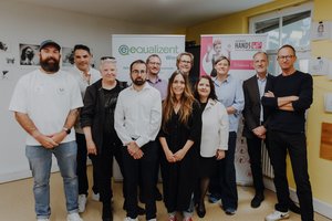 Gruppenfoto aller Künstler*innen, Fördergeber und Geschäftsführung  von equalizent