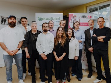Gruppenfoto aller Künstler, Fördergeber und Geschäftsführung von equalizent