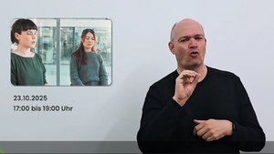 Screenshot des ÖGS-Videos. Rechts steht ein Mann mit schwarzem Shirt und gebärdet etwas. Links von ihm ist ein Foto mit 2 meditierenden Frauen zu sehen. Darunter steht: 23.10.2025, 17:00 bis 19:00 Uhr"