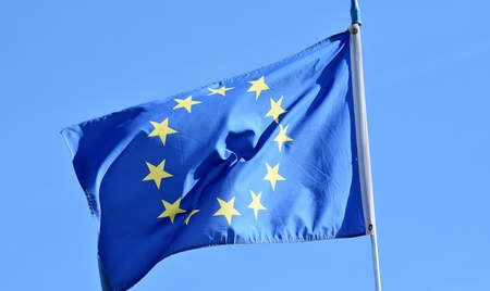 EU Flagge weht vor blauem Himmel