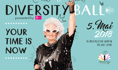 Sujet Diversity Ball: alte Frau mit Glitzerkleid und verrückter Brille