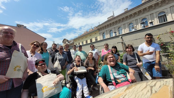 Das Team Sonnenklar ist af einer Terrasse zu sehen.