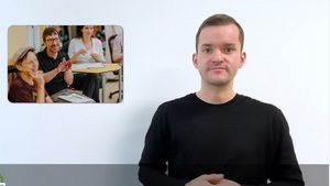 Mann in schwarzem T-Shirt steht vor einem weißen hintergrund. Links neben ihm ist ein Foto eingeblendet auf dem man eine Kursszene mit mehreren Kursteilnehmenden sieht.