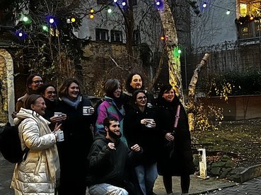 Eine Gruppe von Kursteilnehmenden posiert im Garten von equalizent für ein Gruppenfoto