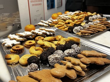 Tablett mit Weihnachtskeksen