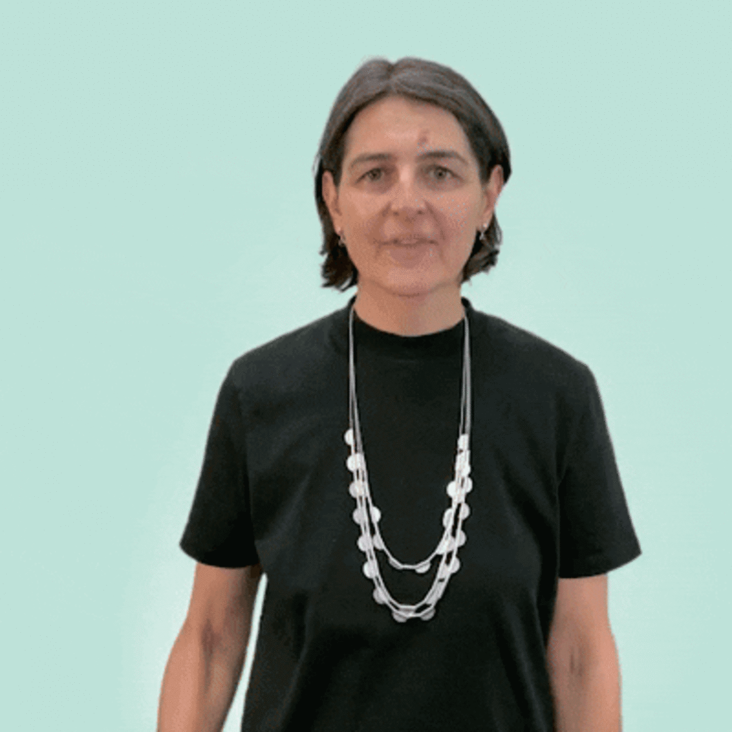 [Translate to English:] Marianne Schmidt zeigt ihren Gebärdennamen