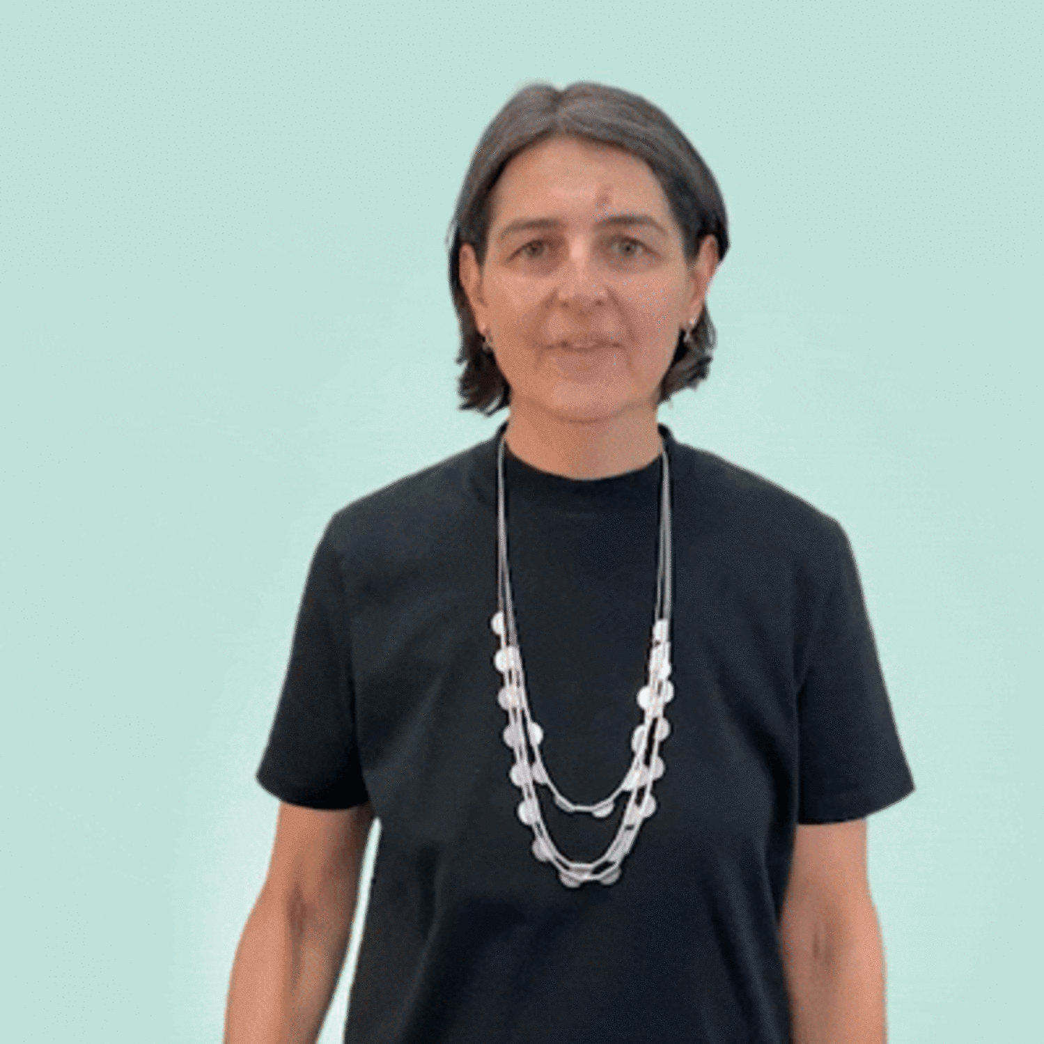 Marianne Schmidt zeigt ihren Gebärdennamen