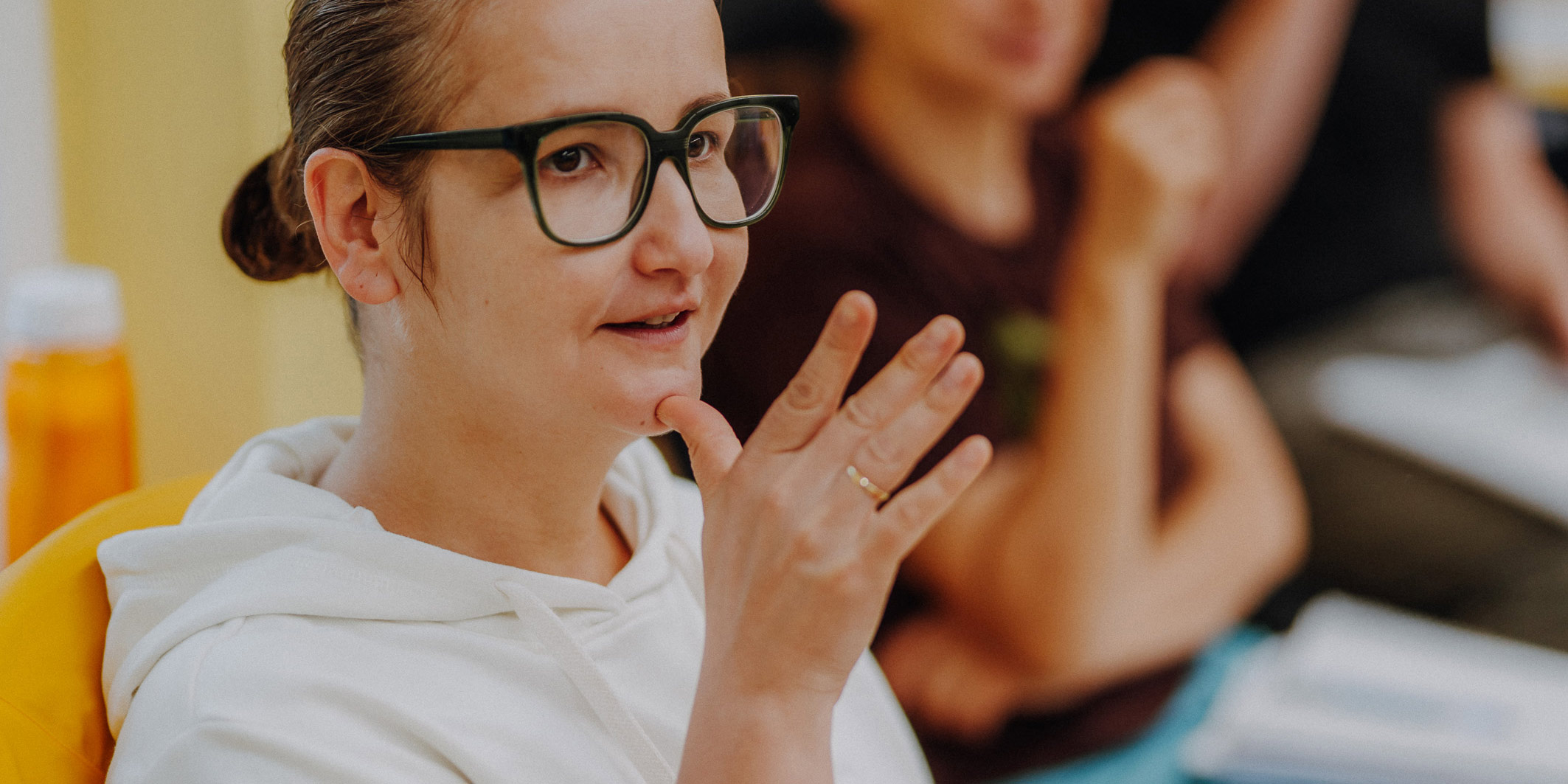 Frau mit Brille gebärdet "bunt"