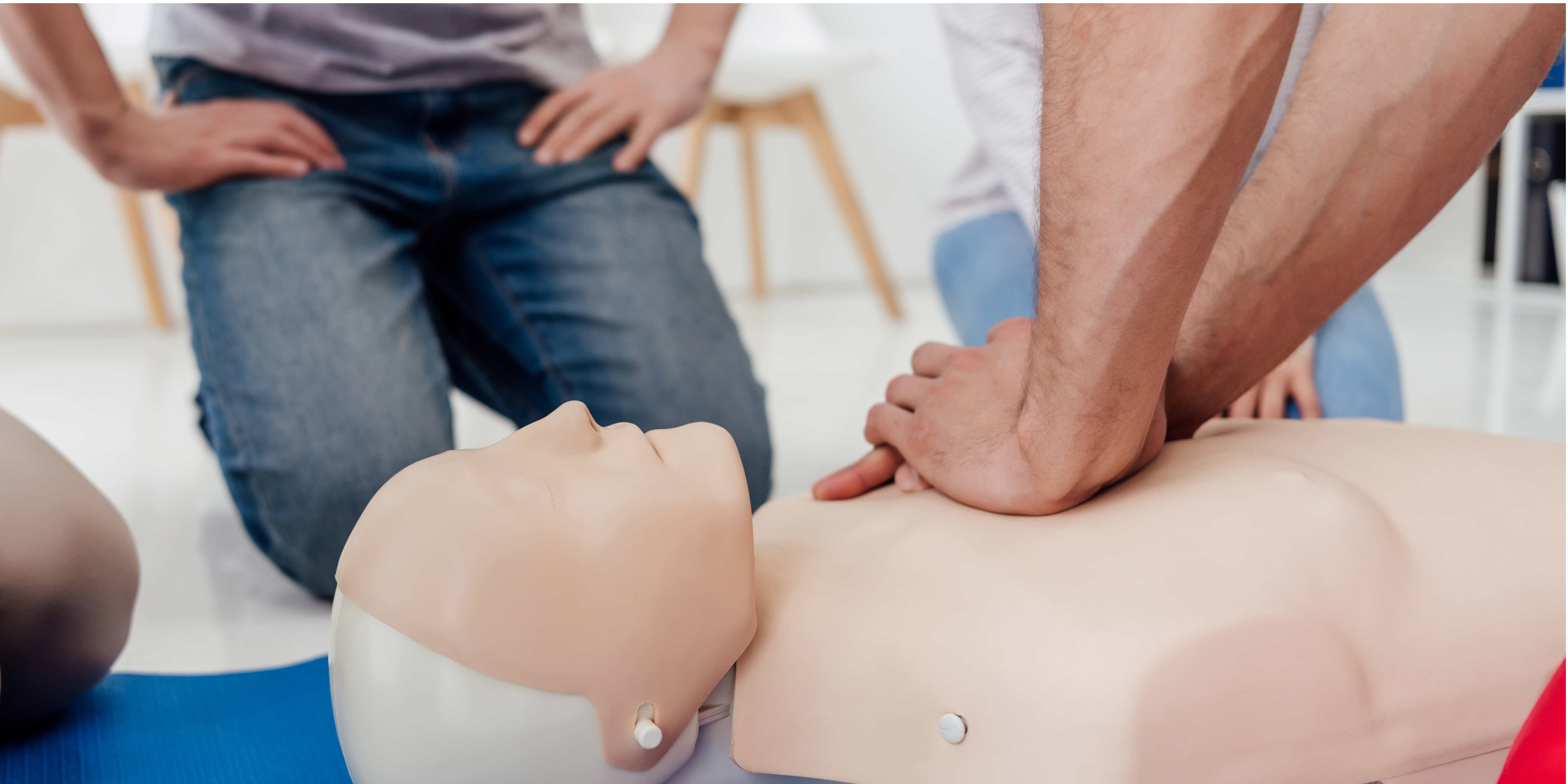 Medizinische Puppe, an der eine Herzdruckmassage gezeigt wird.
