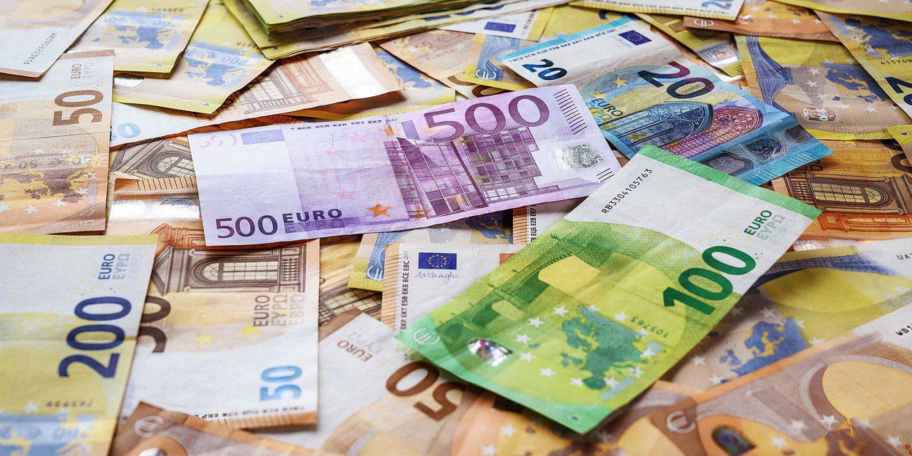 Viele Euro-Geldscheine liegen durcheinander auf einem Tisch