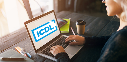 LOgo des ICDL: hellblaue Schrift auf weißem Untergrund. Buchstaben ICDL