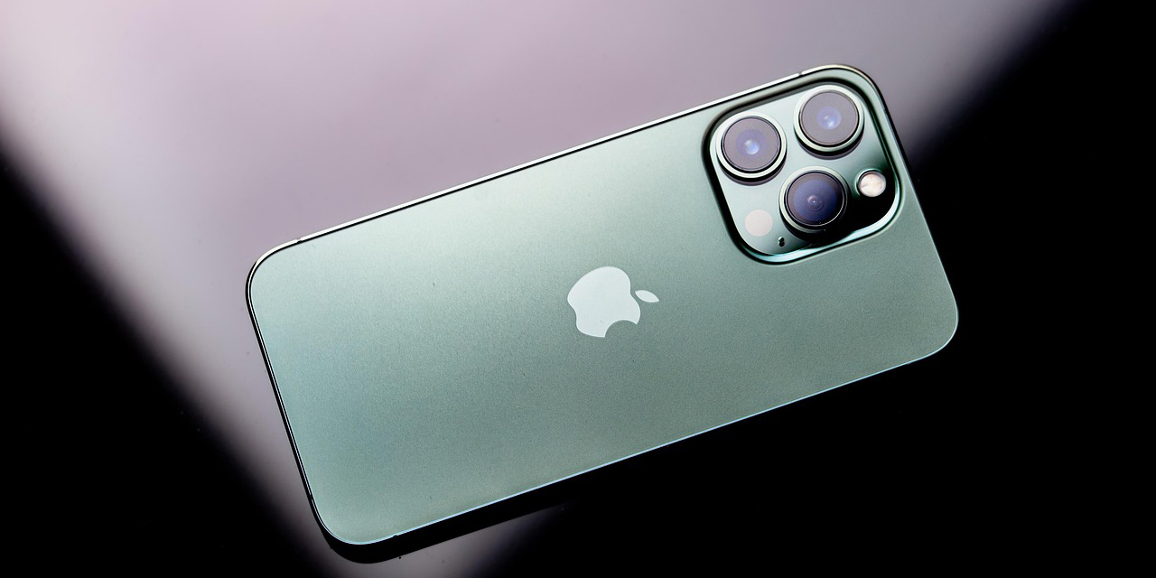 Rückseite eines iPhones vor violettem Hintergrund